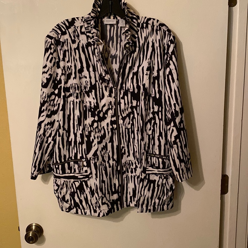 Z energy by Chico’s size 3. Black and white print jacket/windbreaker.